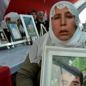 Diyarbakır'da oturma eylemine bir aile daha katıldı