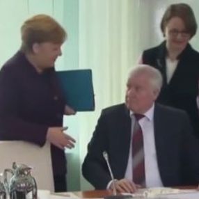 Koronavirüs yüzünden Merkel'in eli havada kaldı