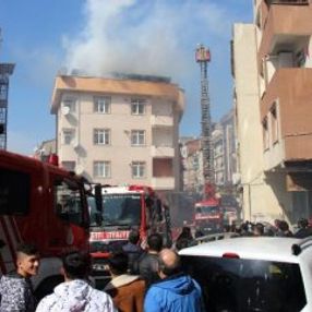 Yangından açılan battaniyeye atlayarak kurtuldu