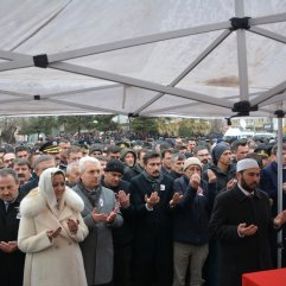 İyi Partili vekil şehit cenazesinde fotoğraf çektirdi