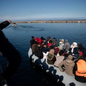 Yunanlar mültecilerin karaya çıkmasını engelliyor