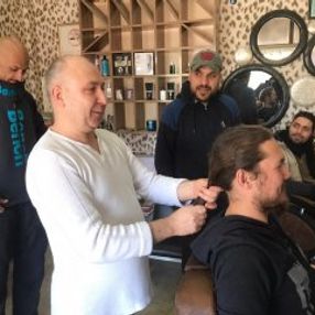 Mülteci gençler kuaför salonlarına akın etti