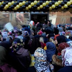 Erzurum'da mağaza açılışında izdiham yaşandı