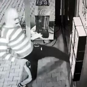 Kar maskesi takıp 3 marketi soydu