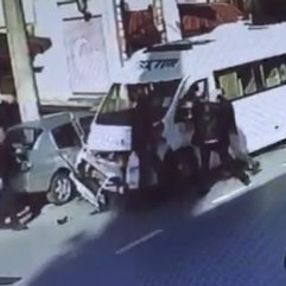 Kaza yapan servis şoförüne tekme ve yumrukla saldırdı