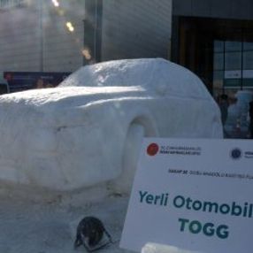 Erzurum'da yerli otomobilin kardan heykeli yapıldı