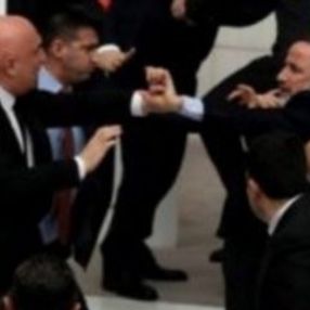 CHP'li Engin Özkoç'un yumruk yediği an