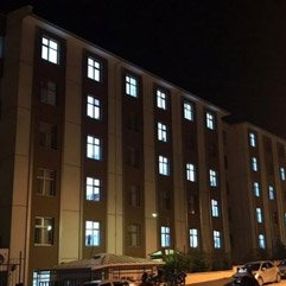 Öğrencilerden yurt ışıklarıyla Mehmetçik'e destek