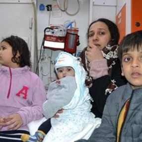 Yunan polisinin botlarını batırdığı göçmenler kurtarıldı