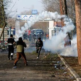 Yunan polisinin göz yaşartıcı bomba stokları bitiyor
