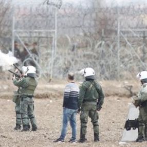 Irkçı Yunanlar sınıra indi