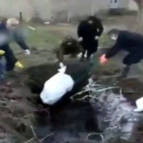 İran'da koronadan ölenler için toplu mezar