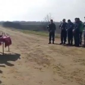 Sınıra gelen papaz Yunan polisini kutsadı
