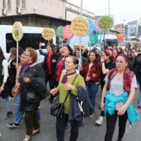 Kadınlar, Dünya Kadınlar Günü için Kadıköy'de toplandı