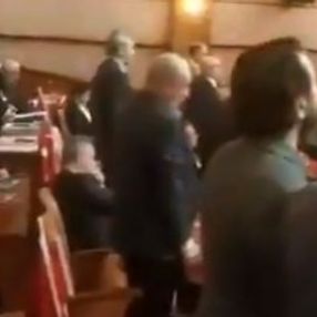 İBB'de CHP'li üyeler İstiklal Marşı'na eşlik etmedi