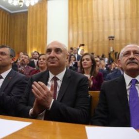 Kılıçdaroğlu, Engin Özkoç'u yanına oturttu
