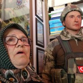 Şehit annesine oğlunun heykelini hediye ettiler
