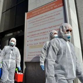 İtalya'da tüm ticari faaliyetler durduruldu