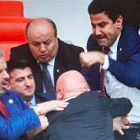 Engin Özkoç'a yumruk atan vekilin eli sargıda