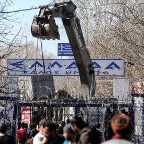 Yunanistan sınır kapısına beton blok