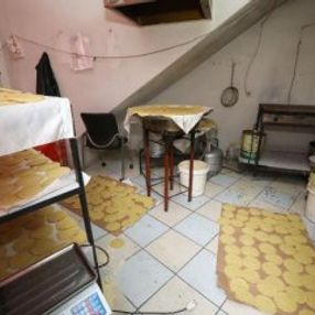 İzmir'de zabıta ekipleri denetime çıktı, tatlıcı kaçtı