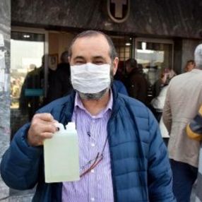 İzmir'de kolonya kuyruğu