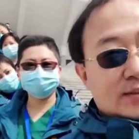 Çin'de doktorlar maskelerini çıkardı