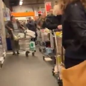 Belçika'daki markette korona kuyruğu