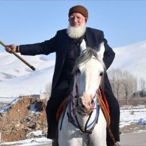 Ciritçi Baki dede, gençlere taş çıkartıyor