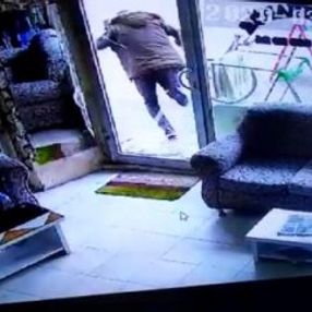 Berbere gelen adam cam kapıyı kırarak dışarı çıktı