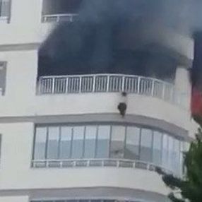 Yangın çıkan evinin balkonundan düşen kadın can verdi