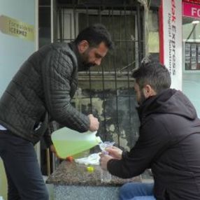 Fırsatçılara tepki gösteren esnaftan bedava kolonya