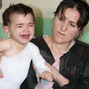 Kars'ta alevlerin arasına giren anne kızını kurtardı