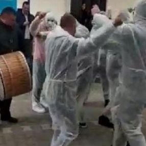 Bursa'da sokak düğününe medikal tulum giyerek katıldılar