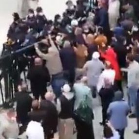 Karantinadaki umreciler polis barikatını yarmaya çalıştı
