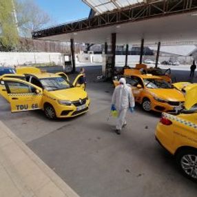 İstanbul'daki taksicilerin dezenfektan kuyruğu