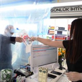 Antalya'daki eczaneden ilginç koronavirüs önlemi