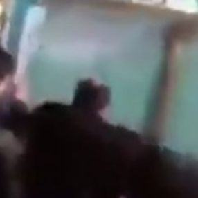İran'da halk türbelere girmek için savaş veriyor
