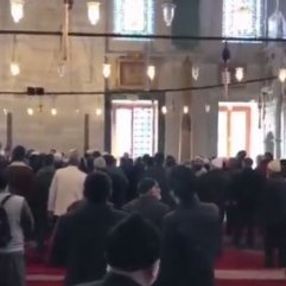 Camide imam ve cemaat tartıştı