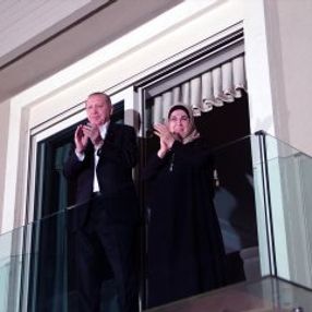 Cumhurbaşkanı Erdoğan ve eşinden sağlık çalışanlarına destek