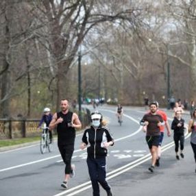 New Yorklular sokağa çıkma yasağı öncesi temiz hava aldı
