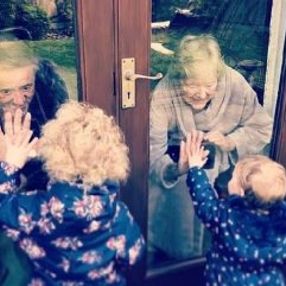Dede ve torunların koronavirüs önlemli sevgisi