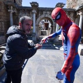Antalyalı Örümcek Adam vatandaşlara kolonya dağıttı