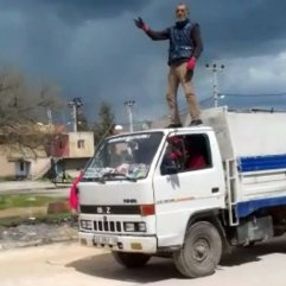 Mardin'de sürücü seyir halindeki aracının üzerine çıktı