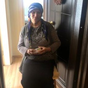 Koronavirüs nedeniyle kahvelerini kapının önünde içtiler