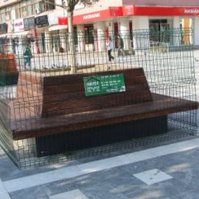 Zonguldak'ta banklar tel kafeslerle çevrildi