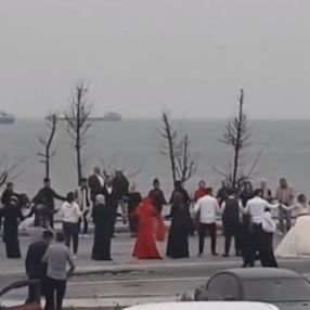 Zeytinburnu'nda bir grup vatandaş halay çekti