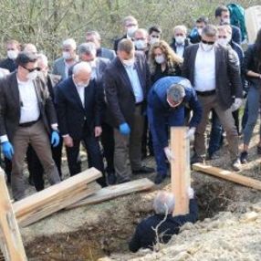 Kemal Kılıçdaroğlu kız kardeşini toprağa verdi