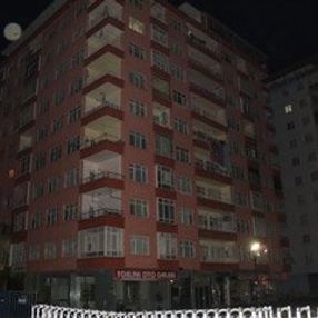 Rize’de kolonları çatlayan 11 katlı bina boşaltıldı