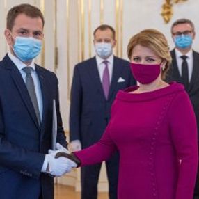 Slovakya'da başbakanın eldivenli maskeli yemin töreni